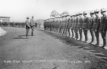 Boer War Picture, Le 5th Battalion, Canadian Mounted Rifles, lors d'un office religieux  Durban, en Afrique du Sud, le 29 juin 1902, aprs la signature du trait de Vereeniging, qui a mis fin  la guerre. NAC PA16439