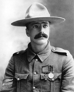 Image de la guerre des Boers, Le sergent Arthur H.L. Richardson du Strathcona's Horse, rcipiendaire de la Croix de Victoria pour bravoure  Wolve Spruit, le 5 juillet 1900. Muse duLord Strathcona's Horse (Royal Canadians)