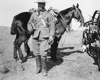 Photos de la guerre des Boers, Un cavalier du Strathcona's Horse en Afrique du Sud. Cette photo dmontre clairement pourquoi le Strathcona's Horse, plus que toute autre unit en Afrique du Sud, a t identifi  l'image du cowboy canadien. Muse du Lord Strathcona's Horse (Royal Canadians)