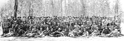 Boer War Photo, Le Canadian Scouts, une unit irrgulire de fusiliers  cheval que le major Arthur L.  Gat  Howard a forme en dcembre 1900.  ses dbuts, de nombreux anciens membres des deux premiers contingents canadiens en feront partie. ANC PA129350