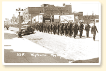 Le South Saskatchewan Regiment paradant  Weyburn, Saskatchewan, le 22 mai 1940. - AN19830269-005