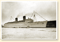 Le paquebot RMS Queen Elizabeth dbarque des troupes de retour  Halifax. - AN19900275-011