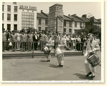 Dfil de l'emprunt de la Victoire, Hamilton (Ont.), 1942. - Photo : ARC - AN19900301-009