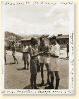 Libration de prisonniers canadiens au camp Shamshuipo, Hong Kong, septembre 1945. - AN19810684-016
