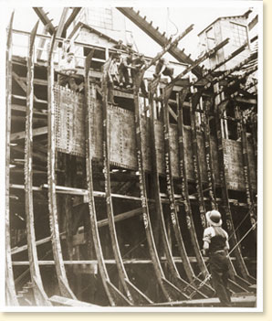 Membrures du navire marchand Victoria Park au chantier naval de Pictou, Pictou (N.-.), 1942. - Photo : Archives nationales du Canada - CWM Reference Photo Collection C30772