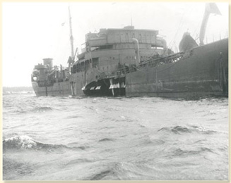 Le navire-citerne hollandais S.S. Corilla endommag par une torpille, Halifax, N.., fvrier 1942 - Photo : DND MRC H-2402, CWM Reference Photo Collection - AN 19910238-805