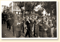 Canadian soldiers taken prisoner by the Germans at Dieppe. - AN19900076-952