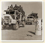 Camion transportant des troupes de l'infanterie britannique traverse la frontire de la Tunisie. - AN19890223-037