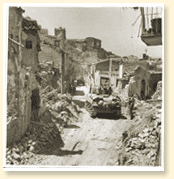 Regalbuto en ruine : des chars du Three Rivers Regiment entrent dans la ville qui fut le thtre d'une lutte acharne en aot 1943. - Photo : Arme canadienne No. 22667, CWM Reference Photo Collection