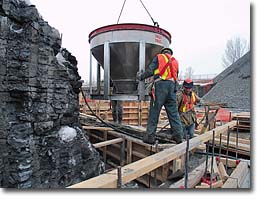 Coulage de béton
Photo : Harry Foster, Musée canadien des civilisations
