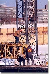 Installation de la deuxième grue sur le chantier
Photo : Musée Canadien de la guerre
