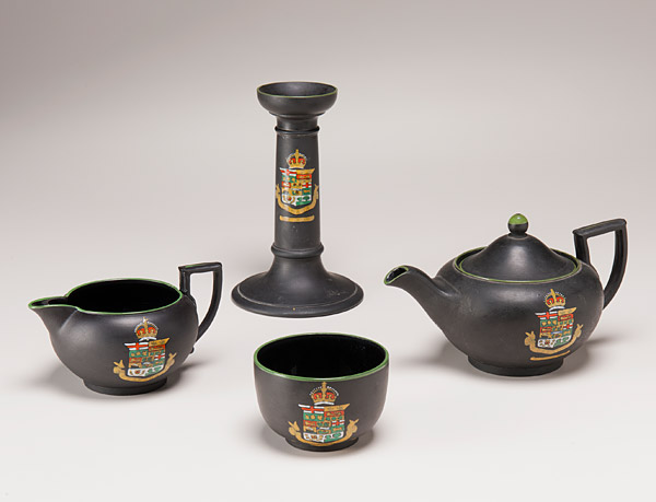 Petit service à thé en jaspe, fond noir, Wedgwood (R.-U.) environ 1905, avec anciennes armoiries canadiennes en vigueur après 1876