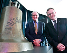 Mark O’Neill, président-directeur général du Musée canadien de l’histoire (à droite) avec David Collyer, président de l’Association canadienne des producteurs pétroliers