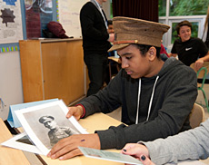 Un élève de l’école secondaire Brookfield examine le contenu d’une boîte de découverte de la Première Guerre mondiale