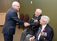 Paul Kavanagh accueillant Jerry Bowen, vétéran de la Seconde Guerre mondiale et de la guerre de Corée (au centre), et Nelson Langevin, vétéran de la Seconde Guerre mondiale (à droite)