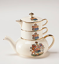 Stackable teapot set featuring the Canadian coat of arms