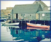 Un bateau  voiles non pont muni d'un 
moteur et un bateau du type Cape Island - Photographie : David Walker