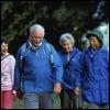 Groupe de six ans marchant en plain-air