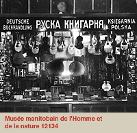Vitrine du magasin du Ruthenian (devenu plus tard Ukrainian) Booksellers and Publishers Ltd., Winnipeg, vers 1918