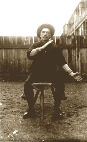 Joseph Rousselle (1872- ?), chanteur et raconteur de Saint- Denis de Kamouraska, puis de Montréal., © MCC/CMC, 58113