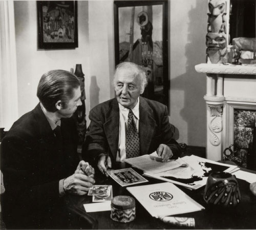 Marius Barbeau en compagnie de l'artiste Arthur Price (son gendre), discutant des illustrations pour une publication projete :  Slavic Cultural Influence on the North Pacific Coast ., © MCC/CMC, 2004-020