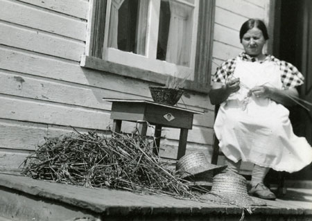 Madame Dionne fabriquant un chapeau de paille, Saint-Joachim, Qubec, 1935., © MCC/CMC, Marius Barbeau, 80073