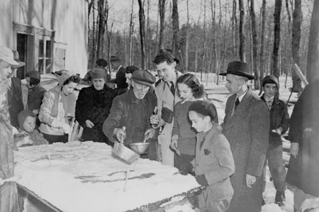 Gens mangeant de la tire sur la neige, Québec, c.1945., © MCC/CMC, J4332