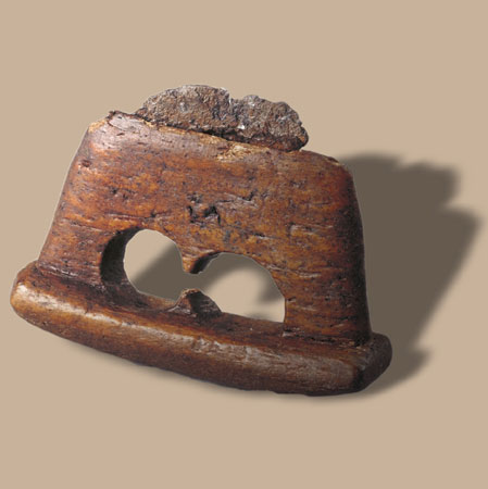 Ulu (woman's knife), bone handle and iron blade, Thule, Strathcona Sound, Baffin Island, Nunavut, circa 1500-1800 A.D., © CMC/MCC, IX-C506
