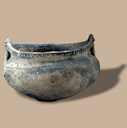Ceramic pot, probably Neutral, Wentworth County, Ontario, probably 1350-1650 A.D., © CMC/MCC, VIII-F15577