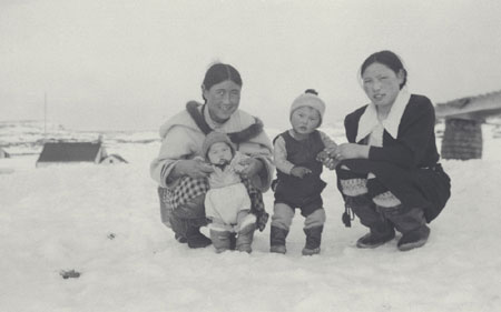 Aggeok and Udluriak Pitseolak with Mark Tapungai and Petalassie, © CMC/MCC, Peter Pitseolak, 2000-1196