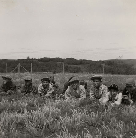 Group of boys teasing girls as they play a game of baseball on the last day of school (June 1952), Oak River Indian Reserve, Manitoba, © CMC/MCC, Wilson D. Wallis / Ruth Sawtell, PR2005-108