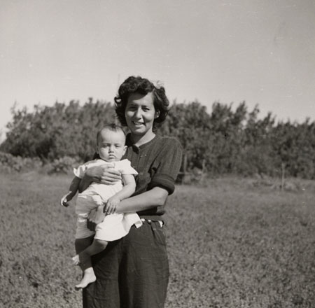 Mary Duta with her little boy Ron, Oak River Indian Reserve, Griswold, Manitoba, © CMC/MCC, Wilson D. Wallis / Ruth Sawtell, PR2005-201