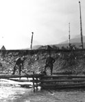 Wilfred Langdon Kihn et William Beynon pchant le saumon, Gitkinlkul (Gitanyow), Colombie-Britannique. 1924. © MCC/CMC, 62441, CD96-726-011