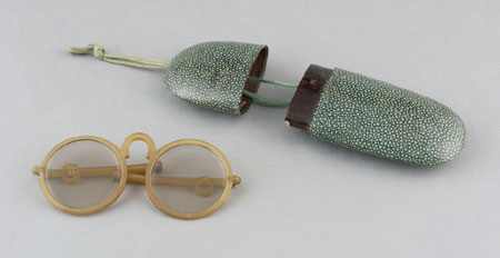 Lunettes, étui à lunettes, © MCC/CMC, 83-1243.1-3