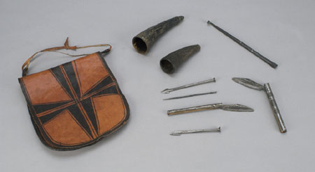 Sac, aiguille, scalpel (x2), crochet, <br>rasoir à manche (x2), corne (x2), © MCC/CMC, 84-302.1-9