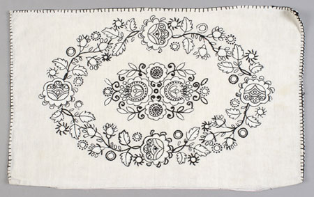 Typiquement hongrois, un motif floral brodé en noir et blanc orne cette housse de coussin filée à la main., © MCC/CMC, 77-211