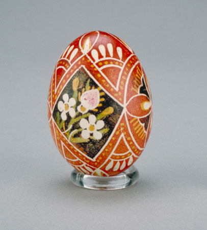 Oeuf de Pâques décoré de motifs géométriques et floraux noirs, vert-jaune et blancs., © MCC/CMC, 72-658.1