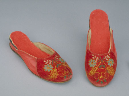 Décorées du motif traditionnel de la région de Szeged, en Hongrie méridionale, ces pantoufles de cuir et en tissu sont dotées d'un bout brodé., © MCC/CMC, 77-210