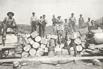 Des hommes et leur marchandise à Grand Rapids, Rivière Athabasca en Alberta ; Une scène typique du début du 20<SUP>e</SUP> siècle des provinces de l'ouest canadien visant à promouvoir l'immigration des américains et des britanniques, © MCC/CMC, S2004-866 LS
