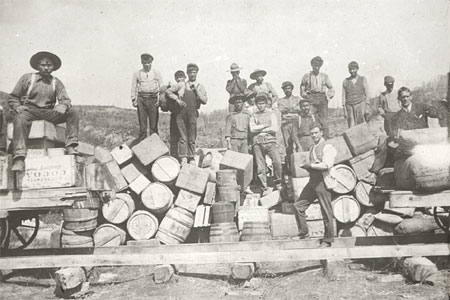 Des hommes et leur marchandise à Grand Rapids, Rivière Athabasca en Alberta ; Une scène typique du début du 20<SUP>e</SUP> siècle des provinces de l'ouest canadien visant à promouvoir l'immigration des américains et des britanniques, © MCC/CMC, S2004-866 LS