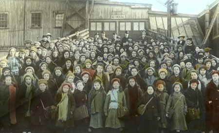 Immigrant children from England landed at St. John, New Brunswick., © CMC/MCC, N.B.17.1.1 LS