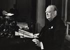 Le Premier Ministre fait son mission publique du Jour de la victoire en Europe.  Le Premier Ministre, M. Winston Churchill au microphone. Muse canadien de la guerre - 19890223-042 ref da566.9c5