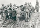 Le dbarquement  Rangoon, mai 1945.  Un canon de 25 livres est mont  force d'homme sur les berges abruptes d'une rivire prs du lieu de dbarquement. Muse canadien de la guerre, 19890823-0321 ref. D811.G7