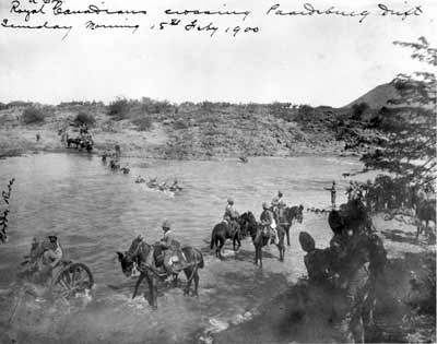 Photo de la guerre des Boers - Le 2nd (Special Service) Battalion, Royal Canadian Regiment of Infantry traverse la rivière Modder à Paardeberg Drift, le 18 février 1900, en préparation de son assaut contre les positions boers en aval de la rivière, à l'est (hors du champ, sur la droite) ANC PA185348
WIDTH=
