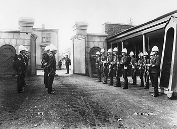 Boer War Photo, Changement de la garde du 3rd (Special Service) Battalion, Royal Canadian Regiment of Infantry en 1900, à la Caserne Wellington, rue Gottingen à Halifax. Public Archives of Nova Scotia N-6015