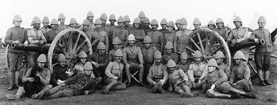 Photos de la guerre des Boers, La section de droite de la batterie E du Royal Canadian Field Artillery, groupe autour de ses deux canons de 12 livres, vers avril-mai 1900. Bien que des chapeaux Stetson aient t distribus aux hommes du RCFA au Canada, plusieurs utiliseront le casque en lige: les deux couvre-chefs seront indiffremment ports dans l'unit. MCG AN1994001-531