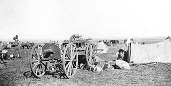 Images de la guerre des Boers, OUne des deux Maxim du 2 RCRI dans un camp d'Afrique du Sud, montée sur son affût Dundonald avec son avant-train. Remarquez le bouclier blindé pour protéger les artilleurs. CWM AN19830041-271