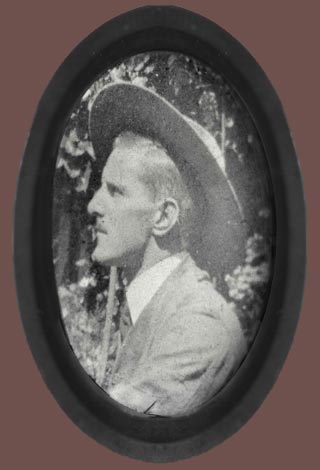 Photos de la guerre des Boers, Le soldat Richard Rowland Thompson, 2nd (Special Service) Battalion, Royal Canadian Regiment of Infantry, qui s'est mérité l'écharpe de la Reine pour sa bravoure durant la bataille de Paardeberg, du 18 au 27 février 1900. NAC C16699.
WIDTH=