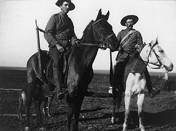 Boer War Picture, Deux cavaliers canadiens de la South African Constabulary (Gendarmerie sud-africaine) durant ou juste après une patrouille épuisante. NAC C7987