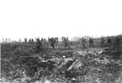 Pendant la bataille de la crête de Vimy, le 29e Battallon d'infanterie avance sur le no man's land malgré le barbelé allemand et le feu nourri des tireurs - 19920085-915